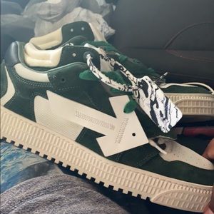 Off-white floating arrows
